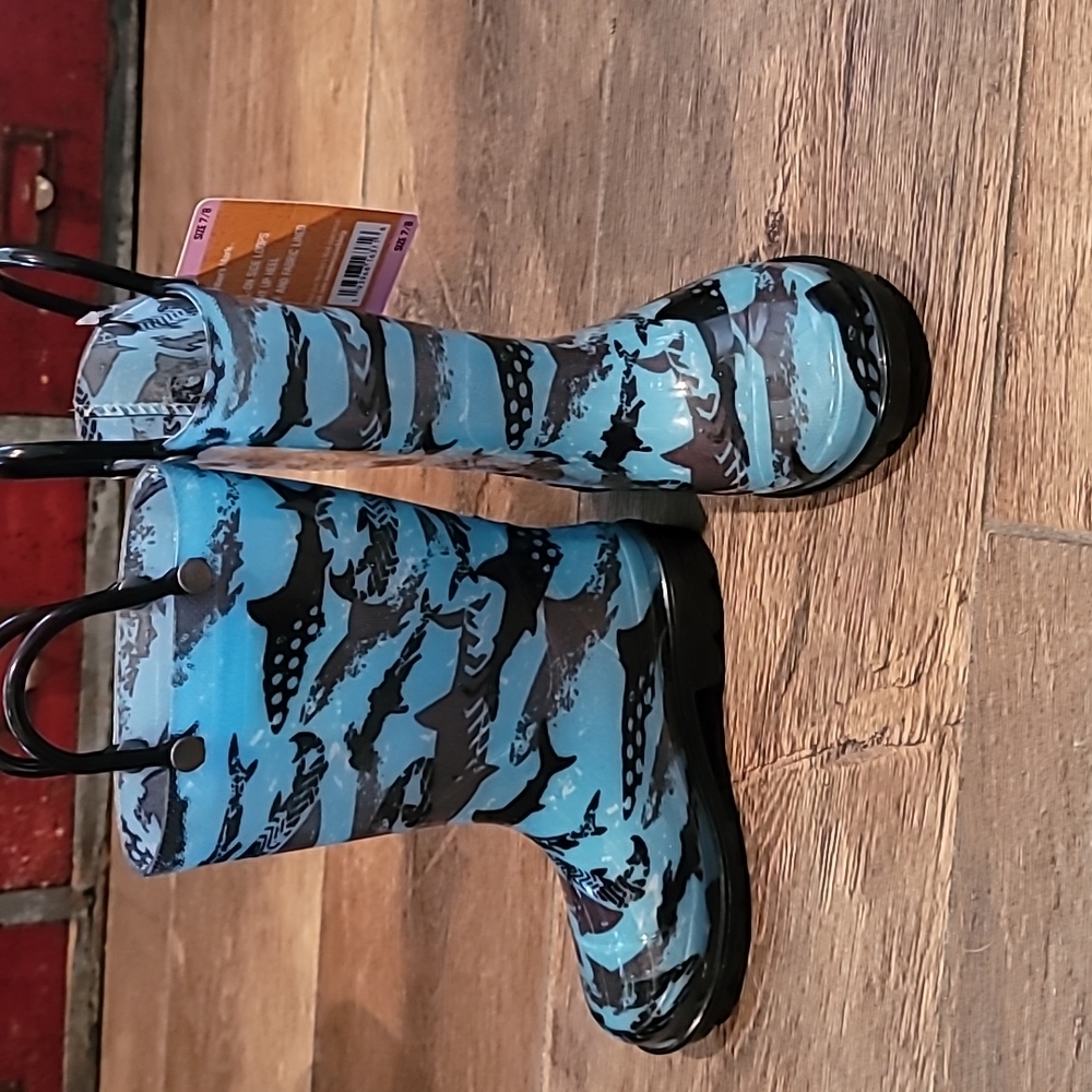 Kids size 7 rain boots light up blue